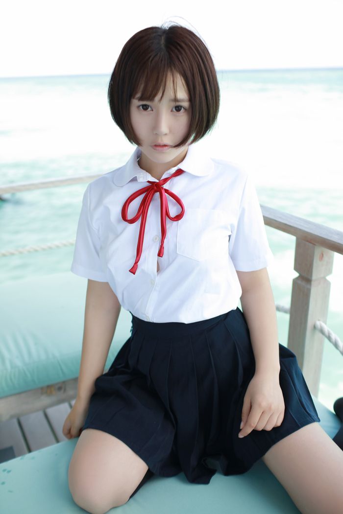 学生妹艾莉湿身白衬衣美乳依稀可见(图24)