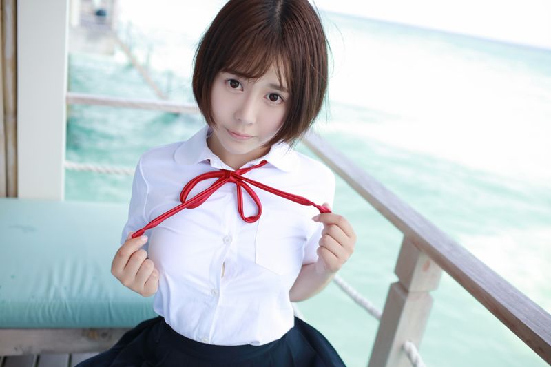 学生妹艾莉湿身白衬衣美乳依稀可见(图25)