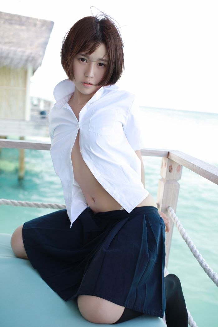 学生妹艾莉湿身白衬衣美乳依稀可见(图33)