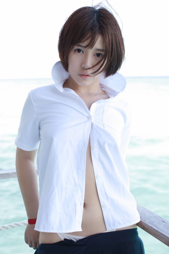 学生妹艾莉湿身白衬衣美乳依稀可见(图34)