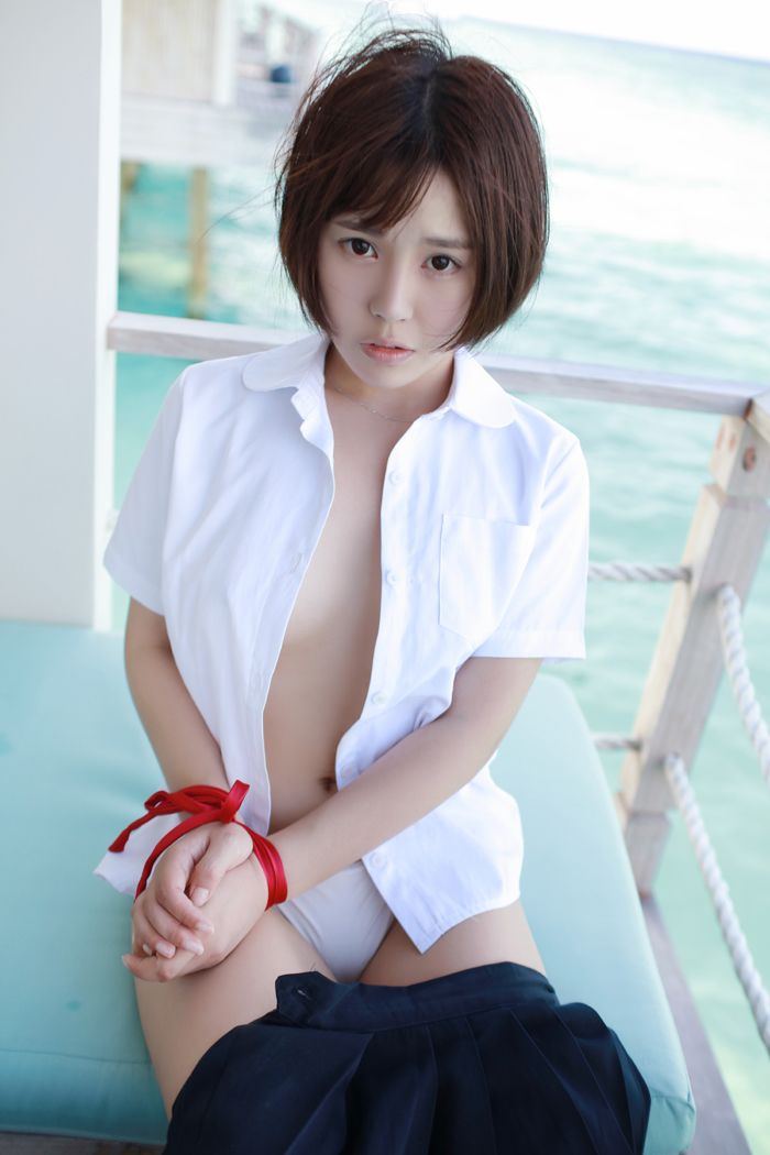 学生妹艾莉湿身白衬衣美乳依稀可见(图35)