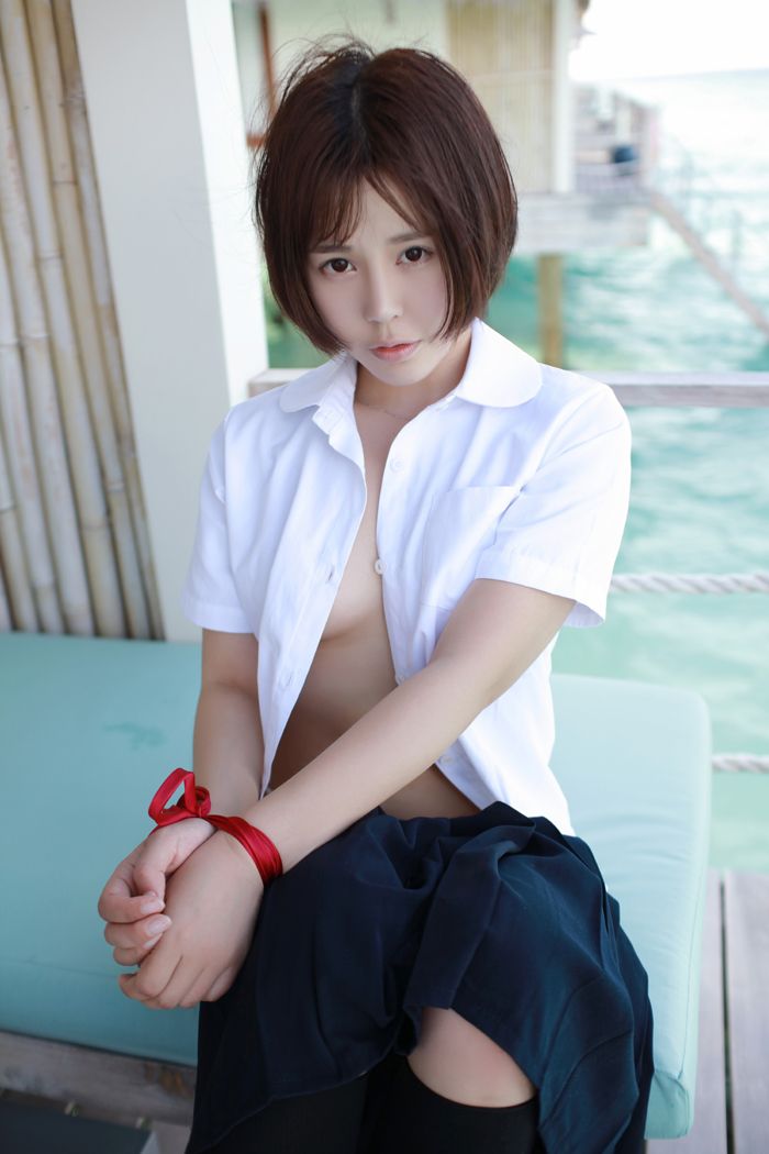 学生妹艾莉湿身白衬衣美乳依稀可见(图37)