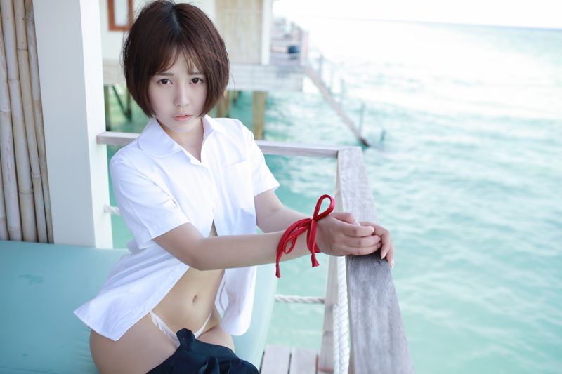 学生妹艾莉湿身白衬衣美乳依稀可见(图38)