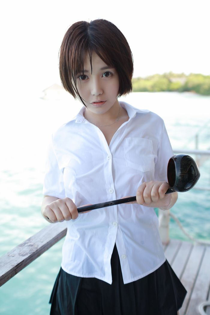 学生妹艾莉湿身白衬衣美乳依稀可见(图44)