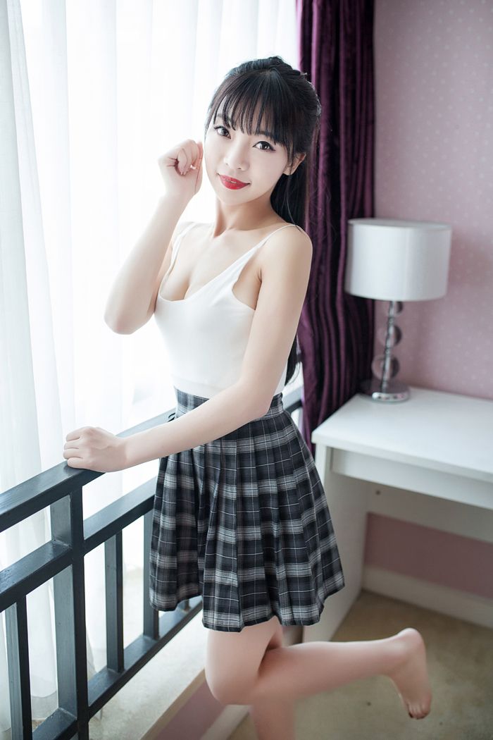 俏皮妹子莉莉丝学生短裙内内走光光(图44)