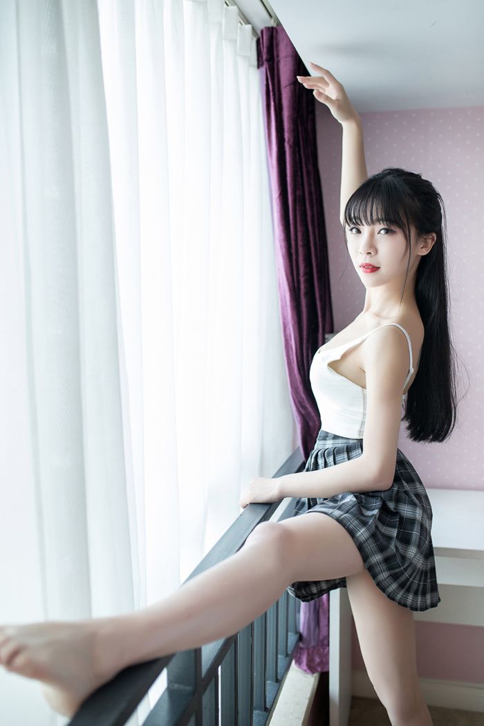 俏皮妹子莉莉丝学生短裙内内走光光(图45)