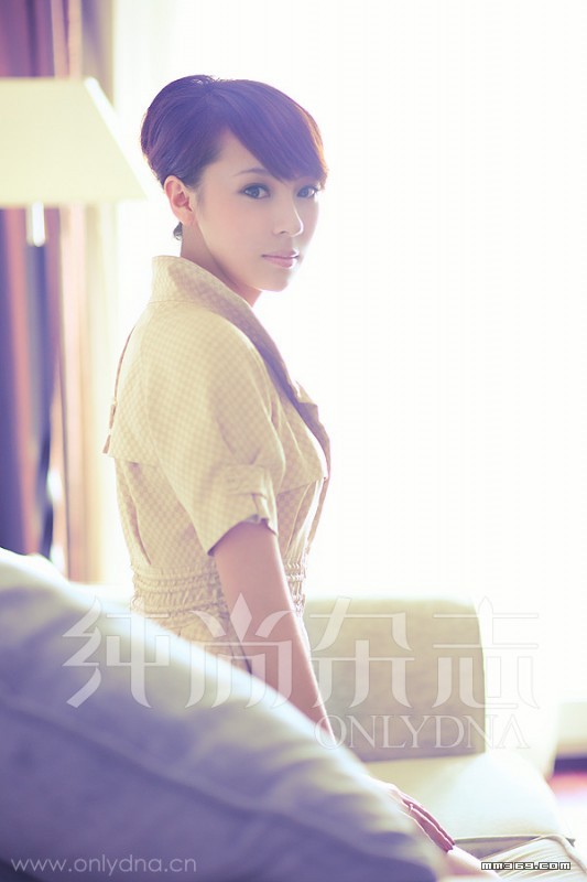 纯情尤物敏敏杂志封面写真(图8)