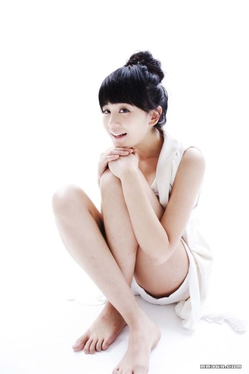 白皙90后少女纯真摄影(图11)