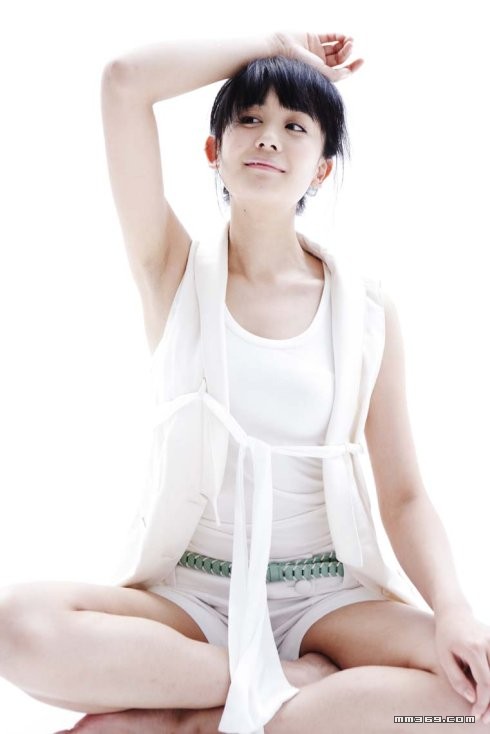 白皙90后少女纯真摄影(图12)