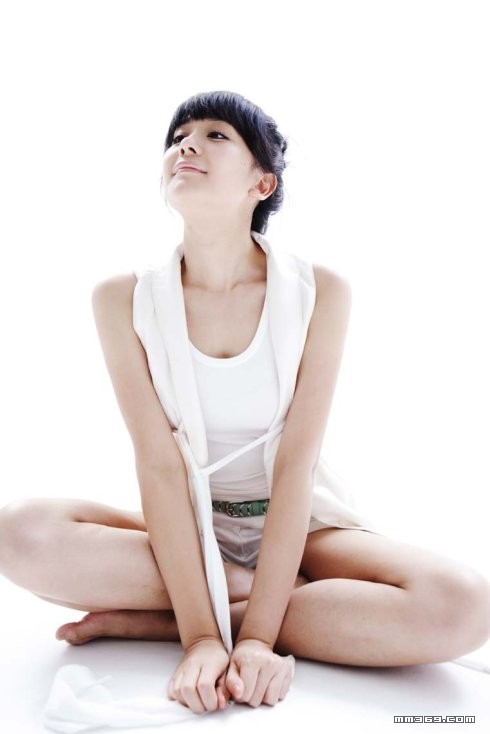 白皙90后少女纯真摄影(图6)