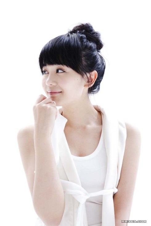 白皙90后少女纯真摄影(图8)