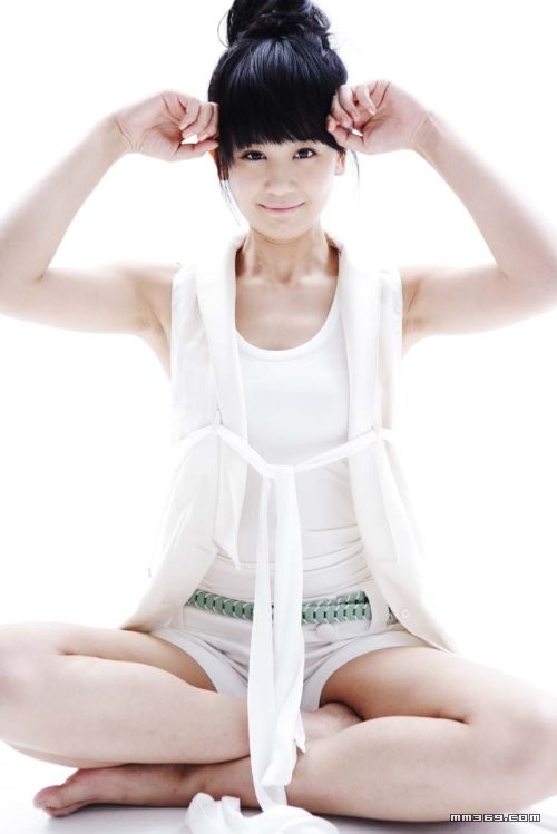 白皙90后少女纯真摄影(图9)