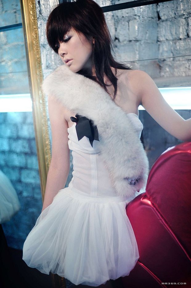 新派婚纱已触及性感底线(图11)