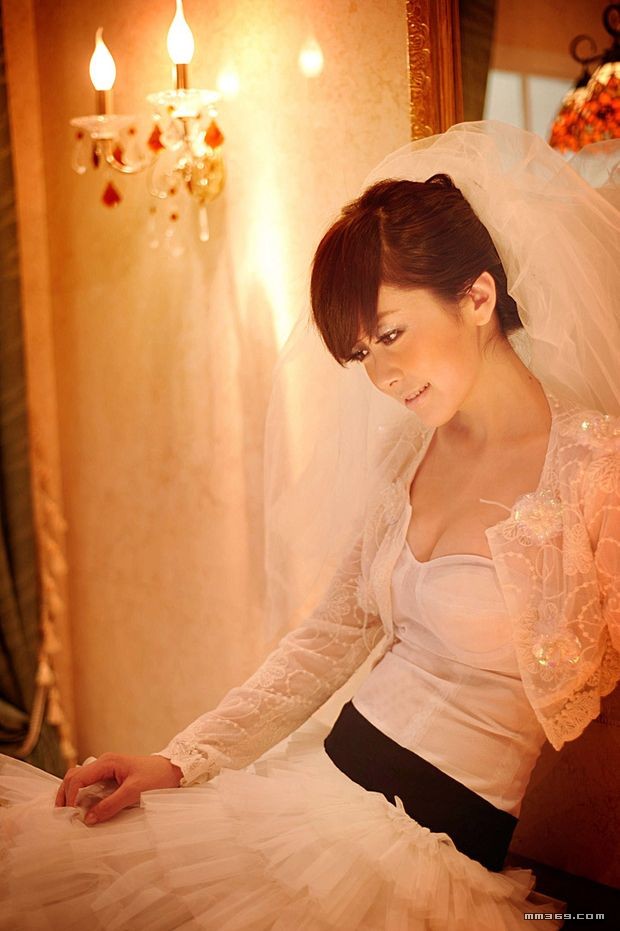 新派婚纱已触及性感底线(图14)