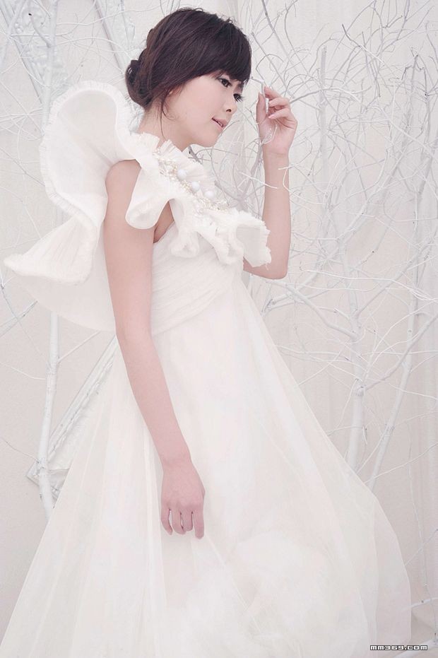 新派婚纱已触及性感底线(图2)
