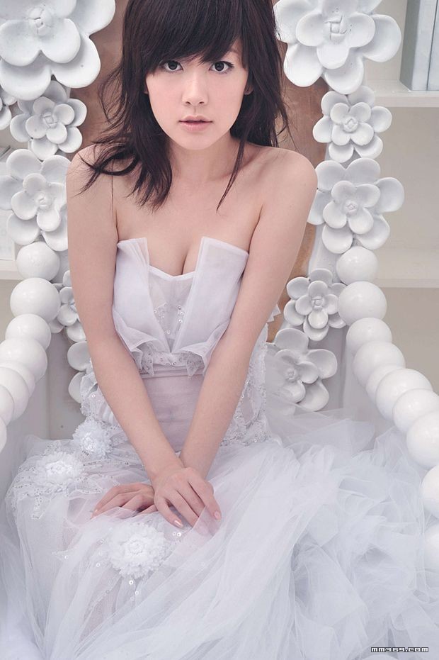 新派婚纱已触及性感底线(图6)