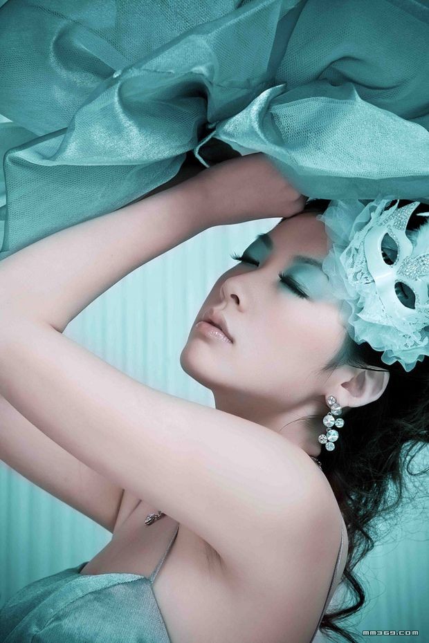 新派婚纱已触及性感底线(图8)