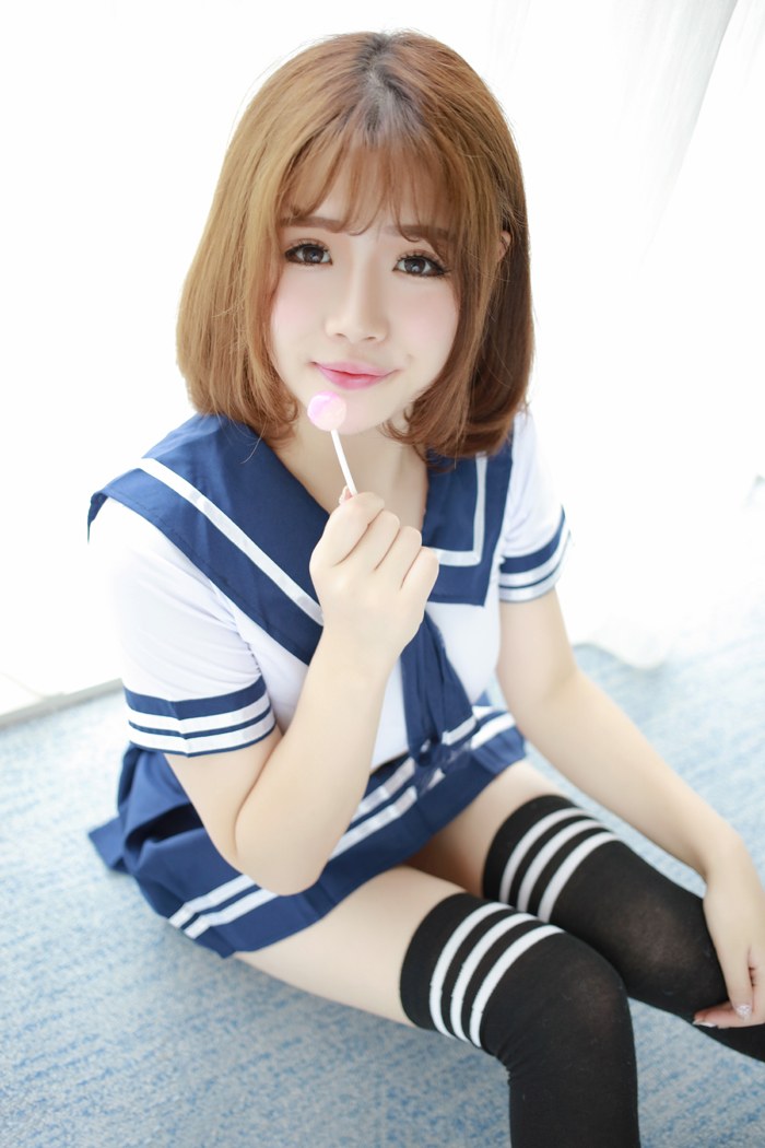 制服美女徐cake吃蛋糕双乳隐现迷死人(图15)