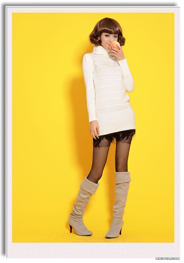 暗条纹高领毛衣的时尚美女(图3)