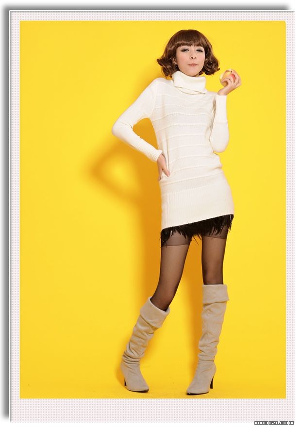 暗条纹高领毛衣的时尚美女(图5)