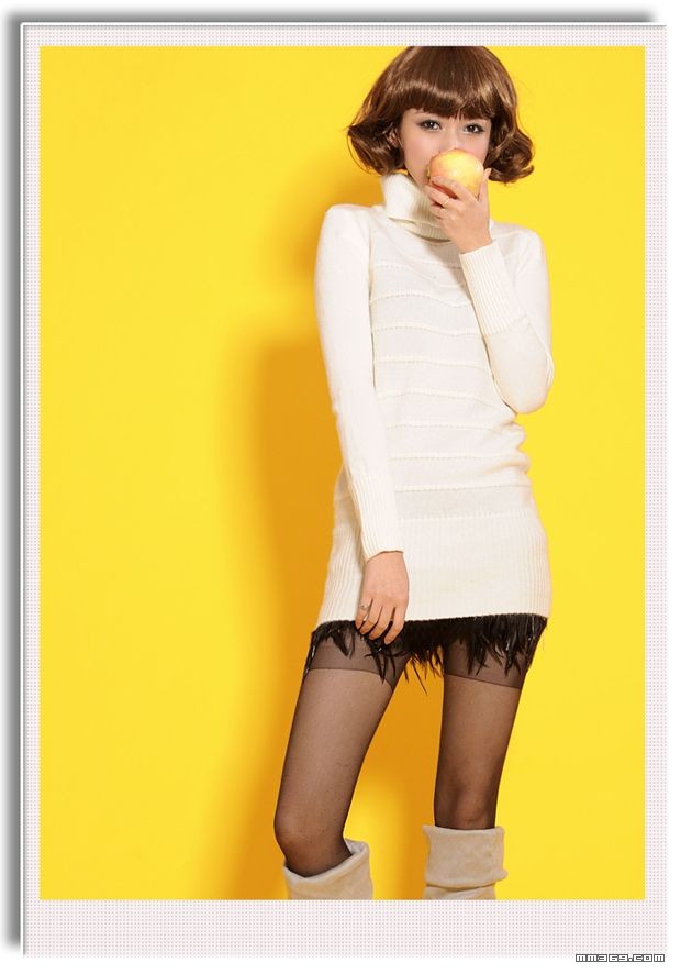 暗条纹高领毛衣的时尚美女(图6)