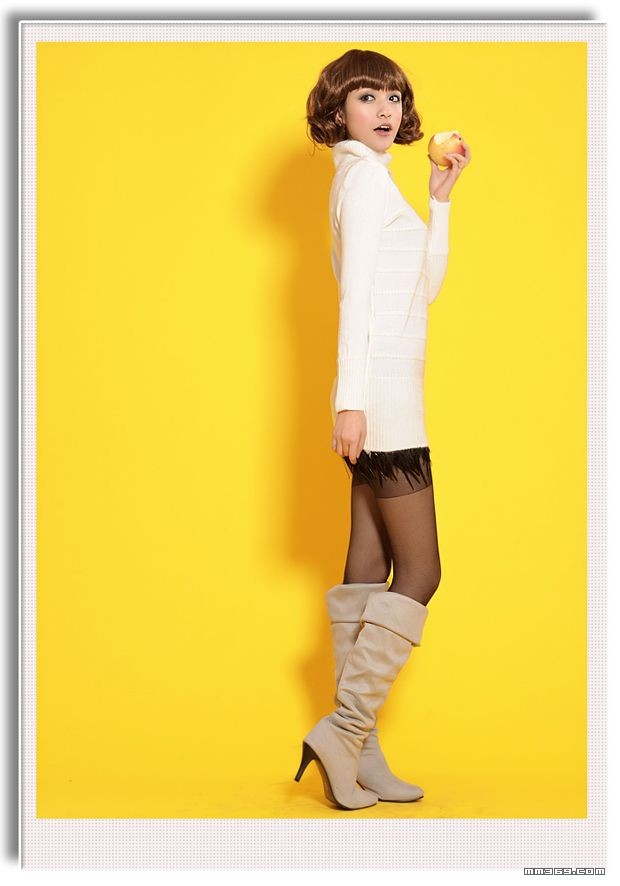 暗条纹高领毛衣的时尚美女(图9)