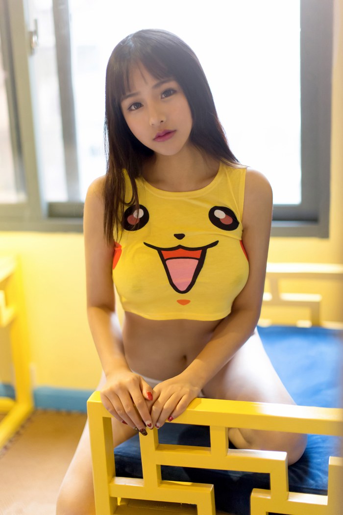 可爱萌妹思淇手捧酥胸欲坠而不坠(图56)