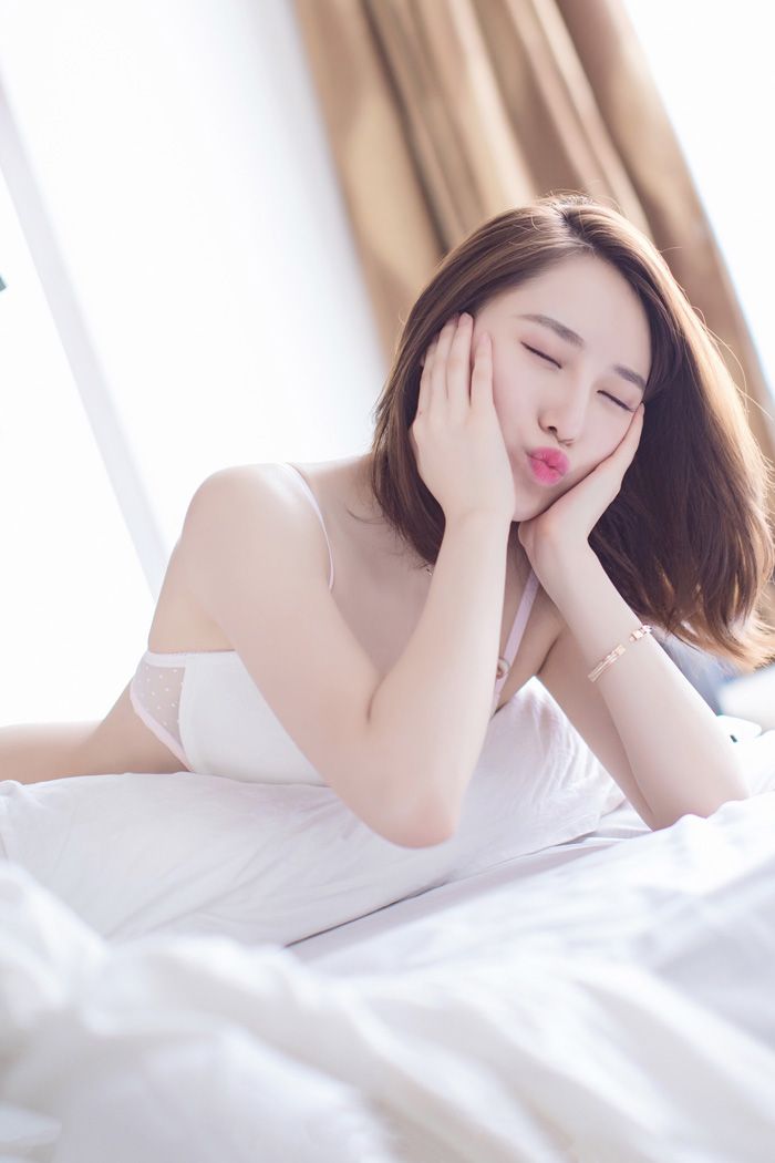 清纯少女刘奕宁Lynn酥胸覆白色内衣(图18)