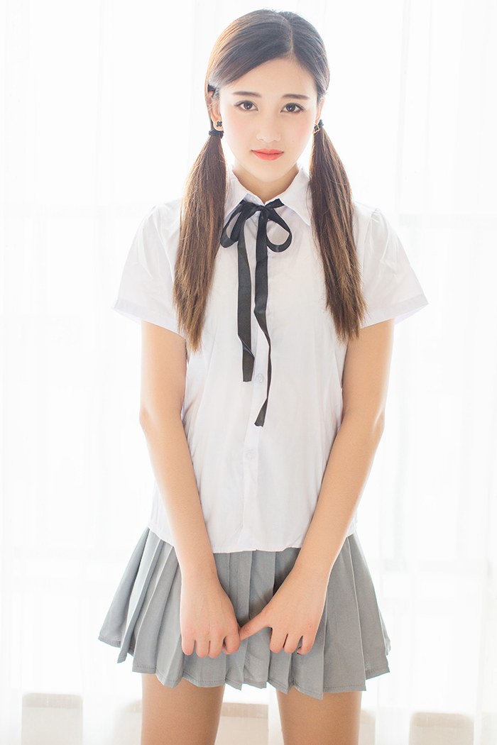 黑丝少女娜娜办公室OL女神范十足(图1)