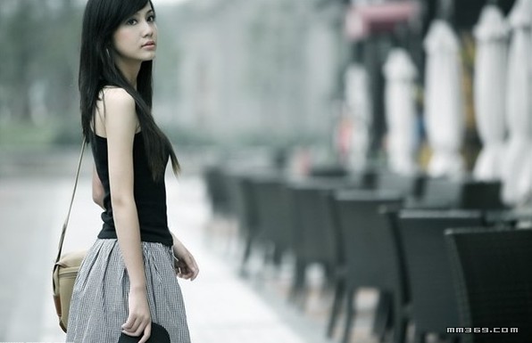 绝色美女摄影师的张望(图3)