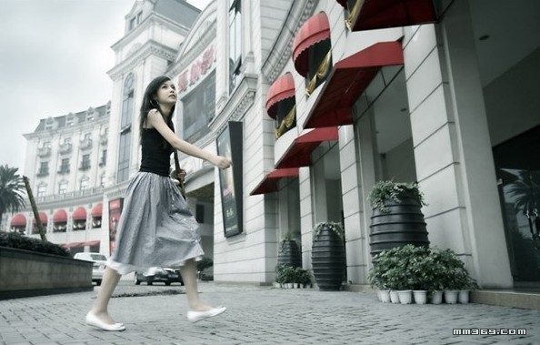 绝色美女摄影师的张望(图5)