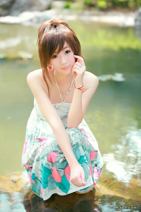 杭州清纯白皙美女外拍(图2)