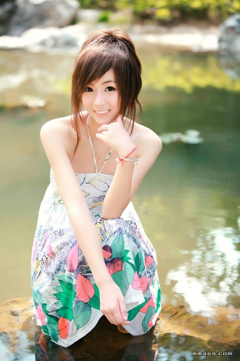 杭州清纯白皙美女外拍(图3)