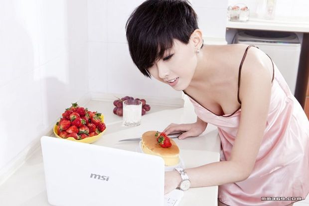 邻家短发女孩高清室内写真(图7)