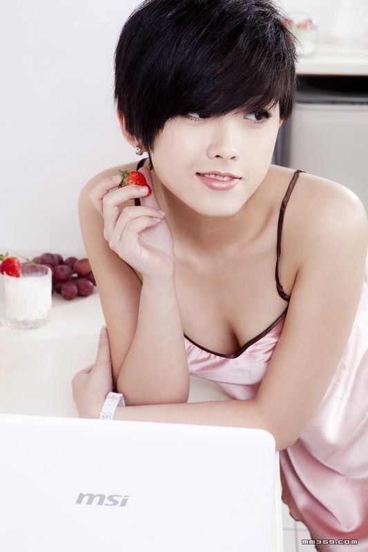 邻家短发女孩高清室内写真(图8)