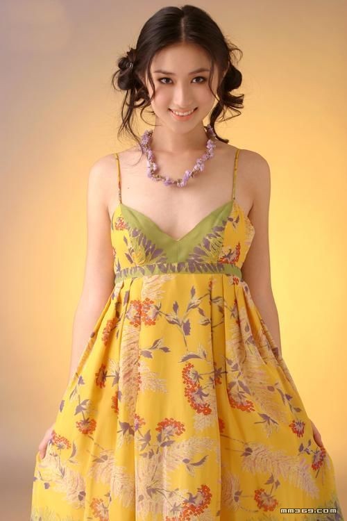 清新脱俗的办公室白领美女(图5)