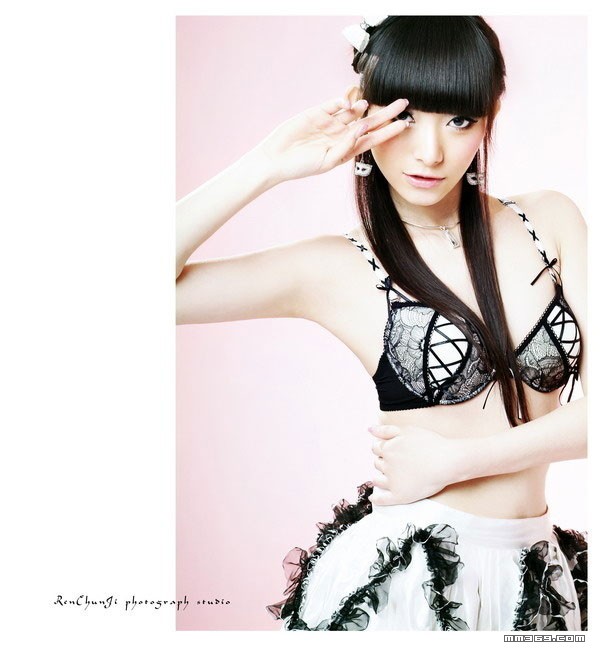 娃娃清纯气质混搭魔鬼身材(图2)