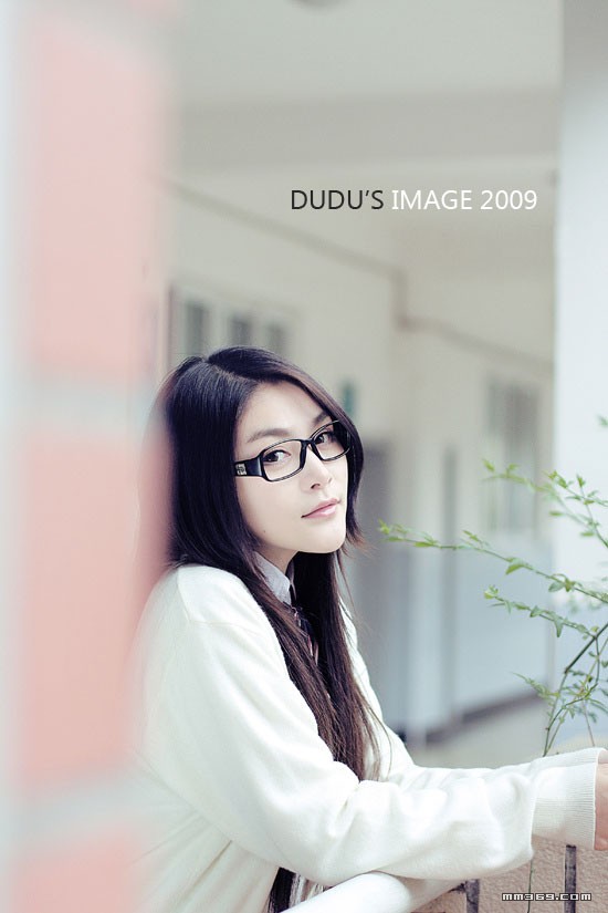 黑框眼镜美眉的沉思(图3)