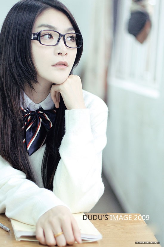 黑框眼镜美眉的沉思(图4)