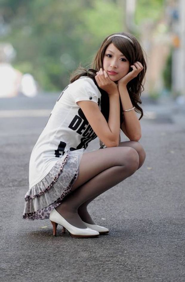 长发飘飘的时尚美女黑丝美腿(图17)