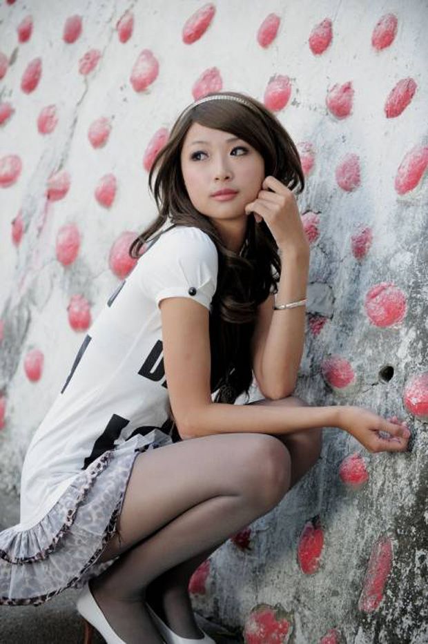 长发飘飘的时尚美女黑丝美腿(图18)