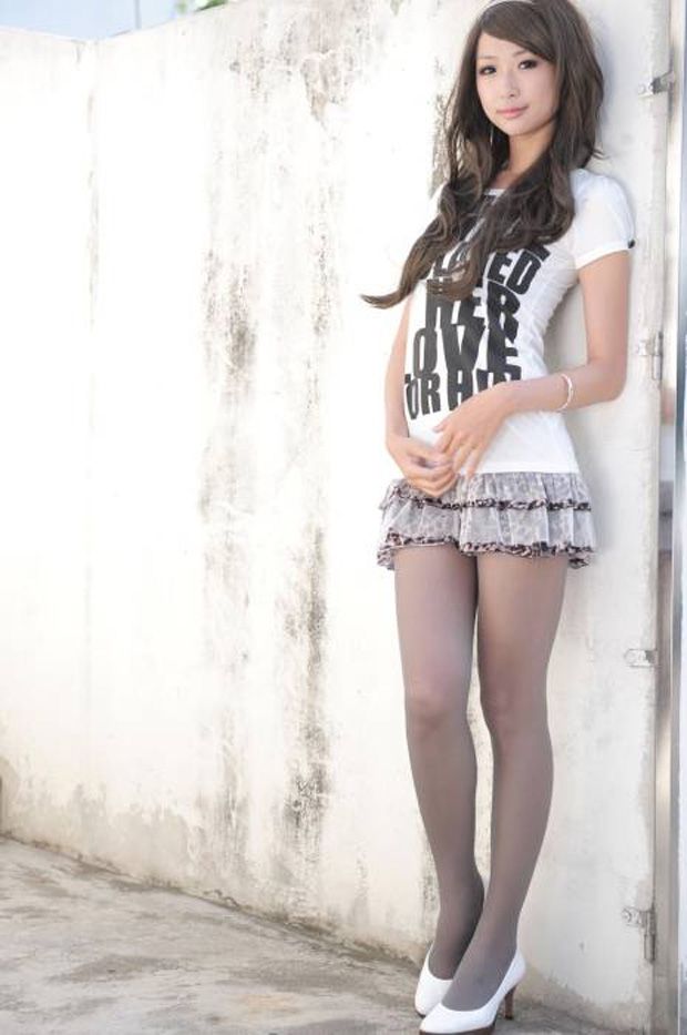 长发飘飘的时尚美女黑丝美腿(图24)