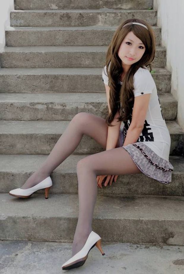 长发飘飘的时尚美女黑丝美腿(图7)