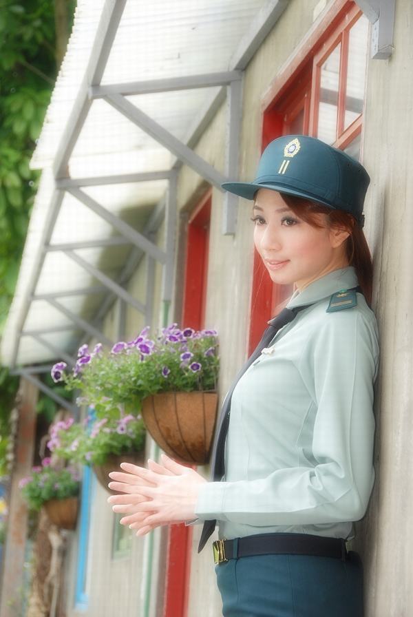 清爽漂亮的美女警官生活照(图10)