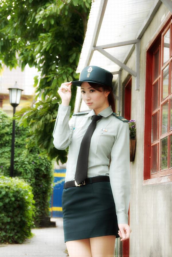 清爽漂亮的美女警官生活照(图8)