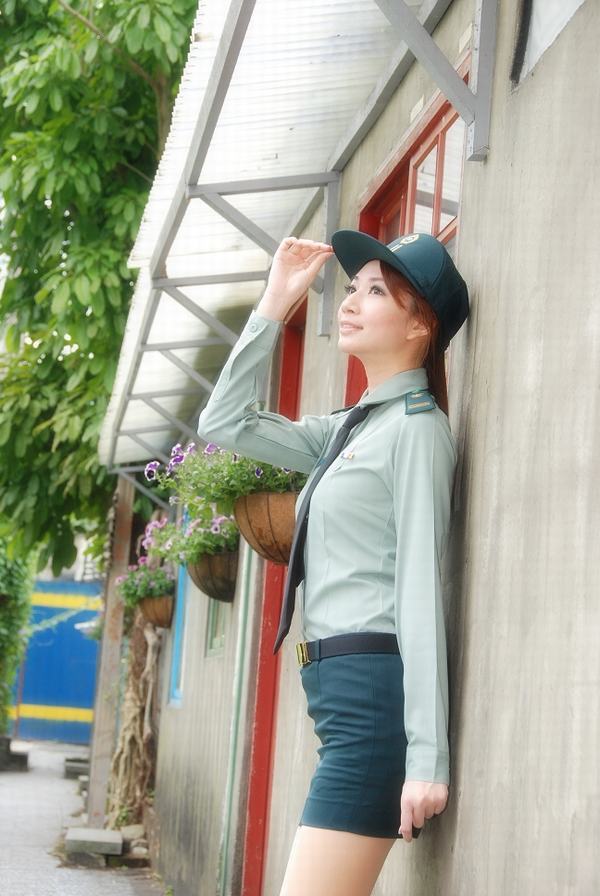 清爽漂亮的美女警官生活照(图9)