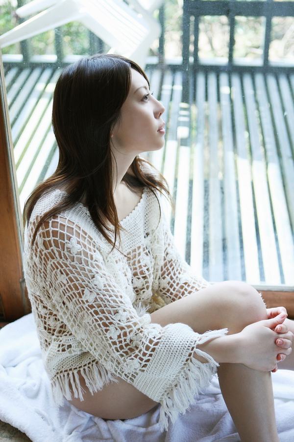 天姿国色的雪肌美少妇喷血诱惑(图1)