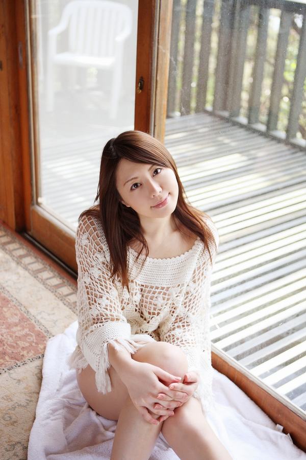 天姿国色的雪肌美少妇喷血诱惑(图2)