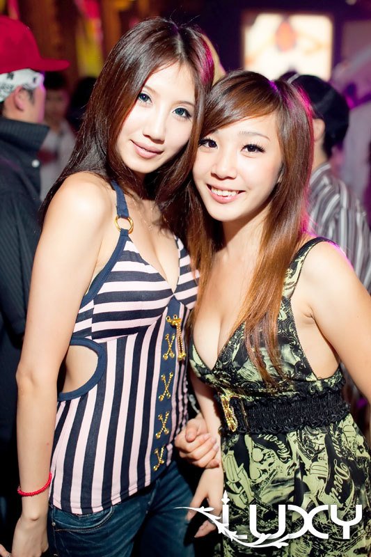 台北夜店狂欢派对火辣MM潮装(图2)