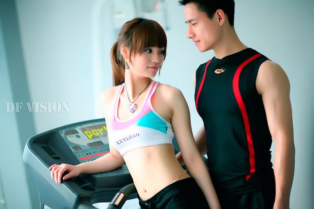 健身房里的性感美女教练 身材火辣(图11)